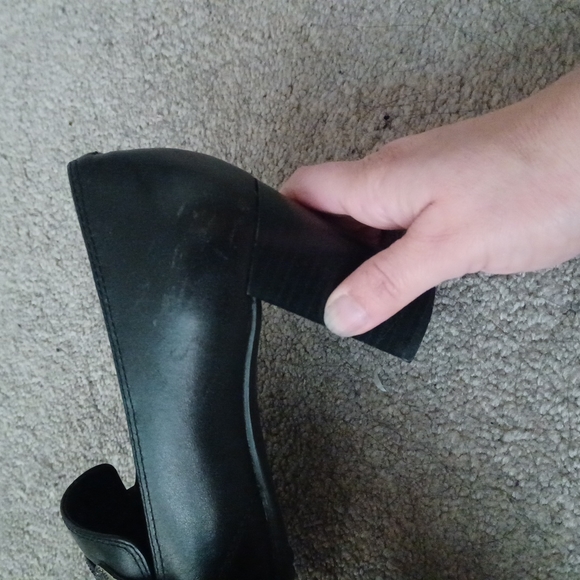 Apostrophe Bina Black Leather Buckle Heels EUC - Picture 4 of 6